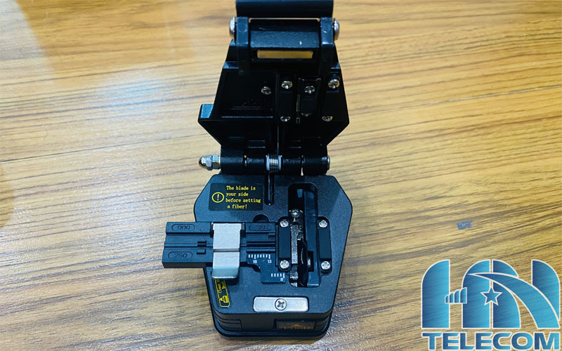 Dao cắt sợi quang chính xác