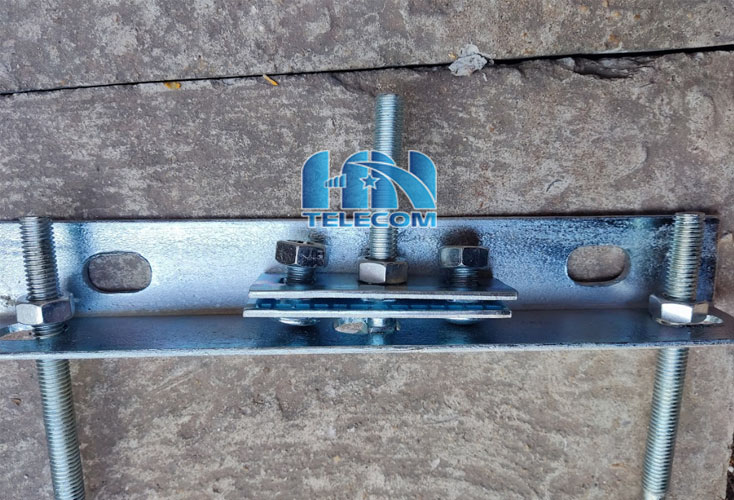 Gông treo cáp quang cột vuông đơn