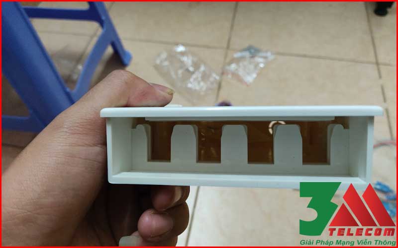 Hộp phối quang ODF 8FO vỏ nhựa đầy đủ phụ kiện